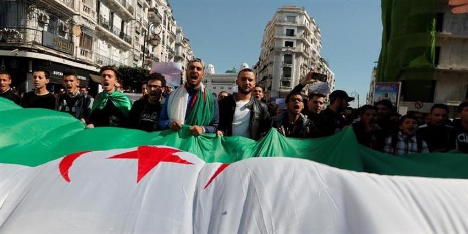 Αλγερία: Στους δρόμους και πάλι χιλιάδες διαδηλωτές